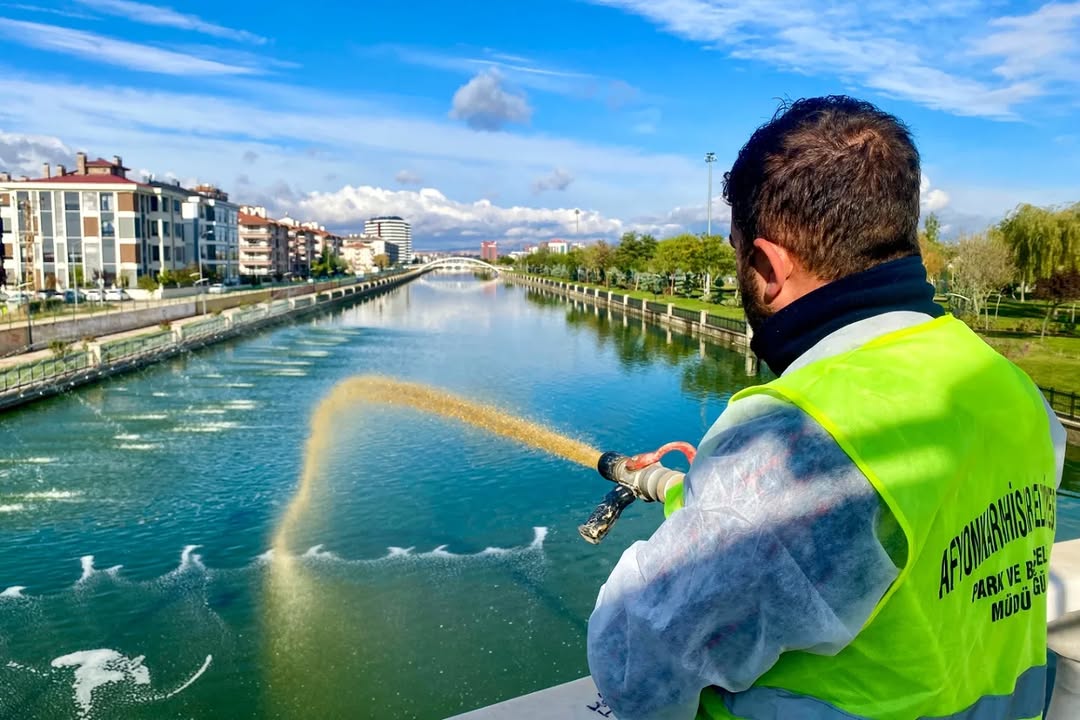 Akarçay'da Temizlik Seferberliği: Su Kalitesi Artıyor, Kötü Koku Tarihe Karışıyor