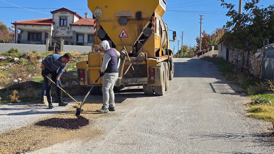 Bolvadin'de Soğuk Asfalt Yama Çalışmaları ile Yollar Onarılıyor