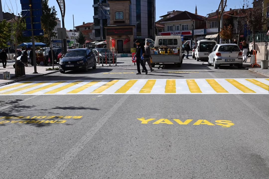 Emirdağ'da Trafik Güvenliği İçin Yaya Geçitleri Yenileniyor